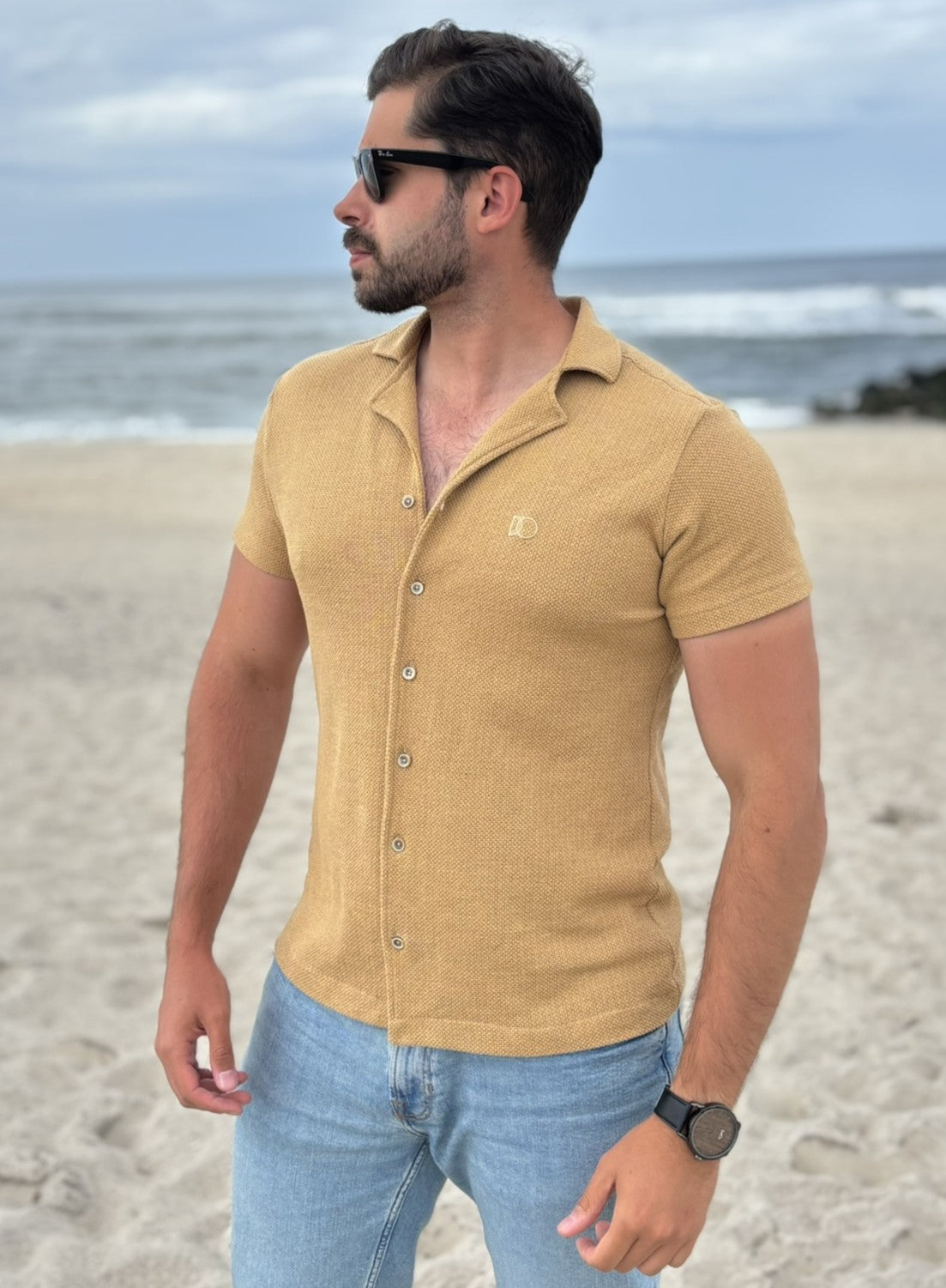Camisa Gola Cubana Malha Texturizada Mostarda - lifestyle 1